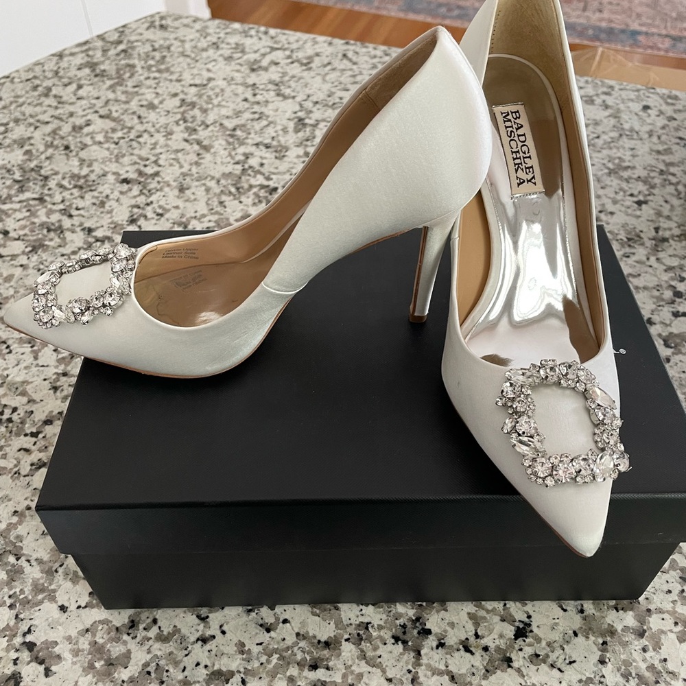 Cher Crystal Embellished Pump white